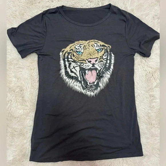 Amazon Tops - Amazon tiger face graphic tee short sleeve crewneck size small women’s